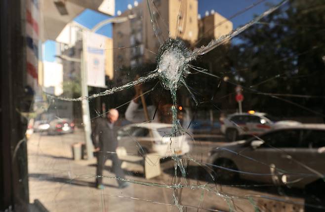 3월9일 이스라엘 리쇼레지온의 건물이 이란의 미사일 공격을 받아 파손돼 있다. ⓒXinhua 연합