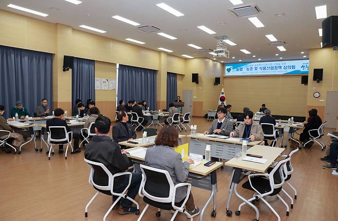 산청군이 2027년도 농림축산식품사업 예산 신청을 위한 농업·농촌 식품산업 정책심의회를 진행하고 있다. ⓒ산청군 제공