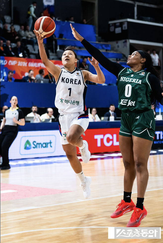 한국 여자농구대표팀 가드 박지현(왼쪽)이 13일(한국시간) 프랑스 아스트로바예서 열린 나이지리아전서 에이미 오콩크워의 수비를 뚫고 슛을 시도하고 있다. 사진제공ㅣFIBA
