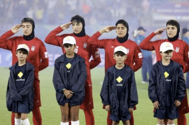 이란 여자 축구대표팀 선수들이 8일 호주 골드코스트에서 열린 2026 아시아축구연맹(AFC) 여자 아시안컵 필리핀전 시작에 앞서 국가가 연주되는 동안 경례를 하고 있다. AFP