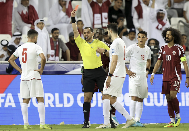 카타르 도하의 자심 빈 하마드 스타디움에서 2025년 6월 5일 열린 2026 국제축구연맹(FIFA) 월드컵 아시아 지역 예선 카타르와 이란의 경기에서 주심 모하메드 알 호이시가 이란의 밀라드 모하마디에게 레드카드를 제시하고 있다. 게티이미지자료사진