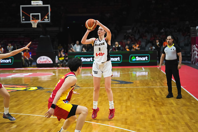 벨기에 여자 농구 대표팀 안토니아 델라에레가 12일 중국전에서 3점슛을 던지고 있다. FIBA 홈페이지