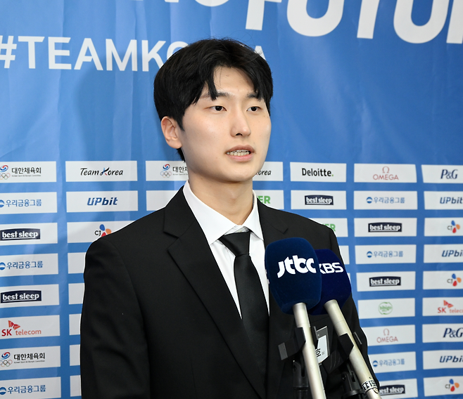 김원호가 13일 태릉선수촌 챔피언하우스에서 열린 제72회 대한체육회 체육회 시상식에서 체육대상을 수상한 뒤 취재진의 질문을 받고 있다. 대한체육회 제공