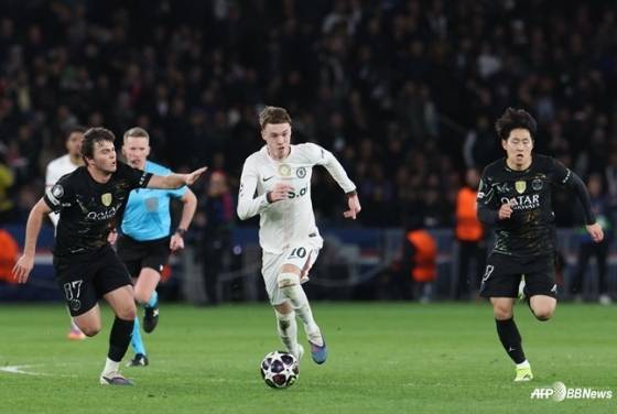 이강인(오른쪽)이 지난 12일(한국시간) 프랑스 파리의 파르크 데 프랭스에서 열린 첼시와의 '2025~2026시즌 유럽축구연맹(UEFA) 챔피언스리그(UCL)' 16강 1차전에서 수비에 집중하고 있다.  /AFPBBNews=뉴스1