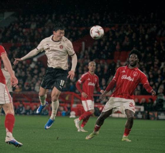 미트윌란 공격수 조규성이  13일 오전(한국시간) 영국 노팅엄의 더 시티 그라운드에서 열린 노팅엄 포레스트와의 '2025~2026시즌 유럽축구연맹(UEFA) 유로파리그(UEL)' 16강 1차전에서 헤더를 시도하고 있다./사진=미트윌란 공식 SNS 갈무리