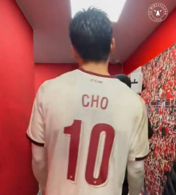 경기 후 라커룸으로 들어가는 조규성의 뒷 모습. /사진=미트윌란 공식 SNS 갈무리