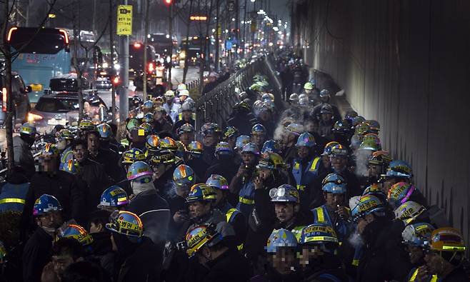 3월 6일 새벽 5시 경기 평택시 고덕면 삼성전자 평택캠퍼스 내 반도체 4공장(P4) 건설 현장으로 출근하려는 노동자들이 P4로 통하는 5번 게이트 쪽에 줄을 서 있다. 박해윤 기자