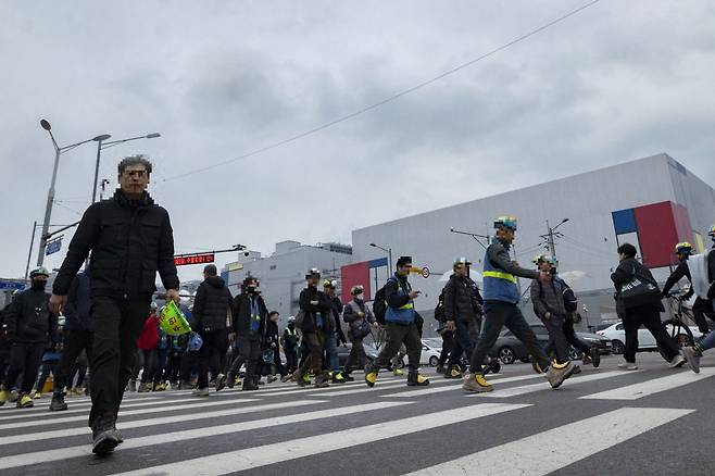 3월 5일 삼성전자 평택캠퍼스에서 퇴근하는 건설 노동자들. 박해윤 기자