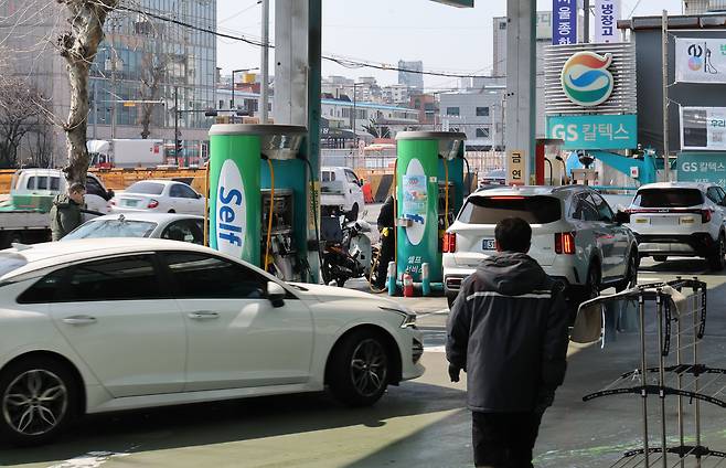 지난 10일 서울 시내 한 주유소에서 차량이 줄지어 주유를 기다리고 있다. 연합뉴스