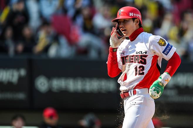 13일 오후 광주-KIA챔피언스필드에서 열린 2026 신한 SOL KBO리그 SSG 랜더스와 KIA 타이거즈의 시범경기, 7회말 1사 2, 3루 KIA 정현창이 김규성의 좌익수 희생플라이 때 홈으로 들어오고 있다. KIA 타이거즈