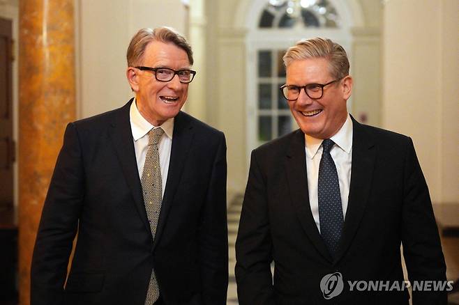 2025년 2월 맨덜슨 전 대사(왼쪽)와 스타머 총리 [AFP 연합뉴스 자료사진. 재판매 및 DB 금지]