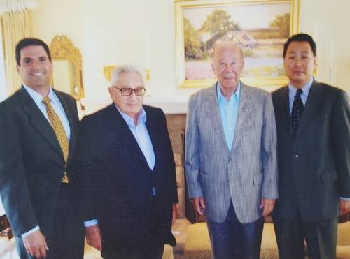 키신저, 슐츠 전 국무장관과 김진우 박사 왼쪽에서 두 번째가 키신저, 세 번째가 슐츠, 맨 오른쪽이 김진우 박사. 김 박사는 키신저의 요청으로 이들과 비공개 면담을 했다. 당시 김박사는 리버모어 국립연구소에서 일할 때였다. [본인 제공]