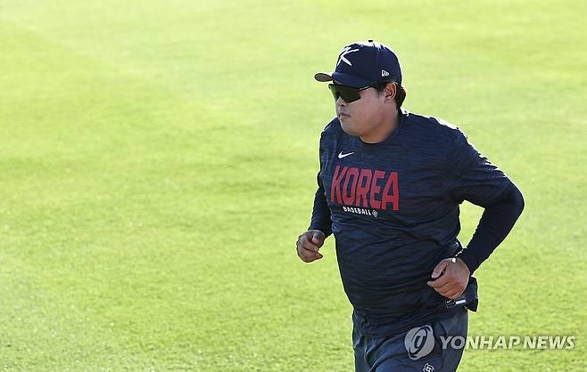 러닝으로 몸 푸는 류현진 (마이애미=연합뉴스) 김인철 기자 = WBC 8강전 경기를 앞둔 한국 야구대표팀의 류현진이 11일(현지시간) 미국 플로리다주 마이애미 FIU 베이스볼 스타디움에서 훈련을 하고 있다. 2026.3.12 yatoya@yna.co.kr