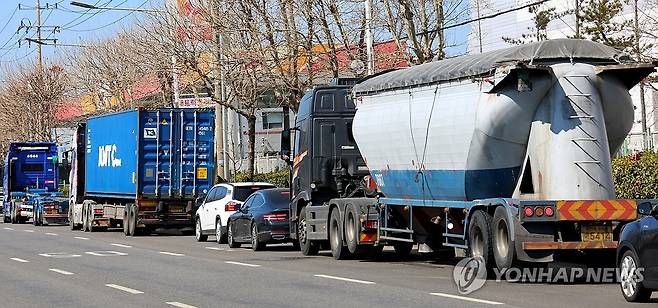 주유소 앞에 길게 늘어선 대형 화물차 행렬 [연합뉴스 자료사진]
