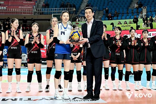 양효진(왼쪽)에게 사인볼을 건네는 고희진 정관장 감독 [한국배구연맹 제공. 재판매 및 DB 금지]