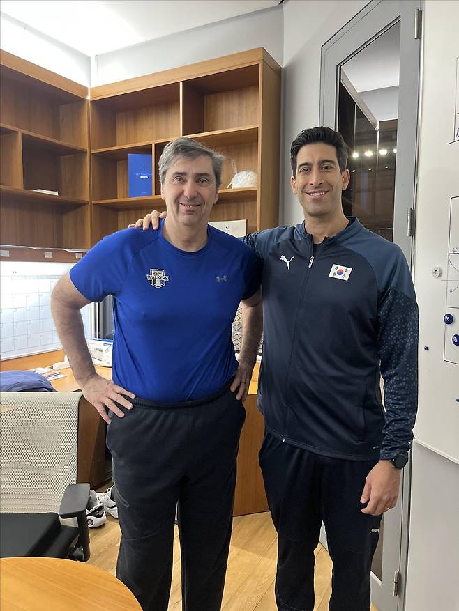 필립 블랑 현대캐피탈 감독과 만난 라미레스 남자대표팀 감독(오른쪽). [대한배구협회 제공. 재판매 및 DB 금지]