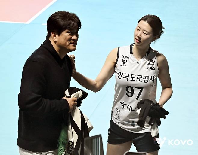 경기장 찾아 강소휘 만난 차상현 여자대표팀 감독(왼쪽) [한국배구연맹 제공. 재판매 및 DB 금지]