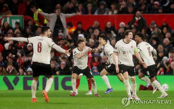 조규성(가운데)이 득점 후 미트윌란 동료들과 기뻐하는 모습.  [로이터=연합뉴스]