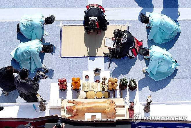 제주들불축제 희망 기원제 (제주=연합뉴스) 박지호 기자 = 13일 오전 제주시 애월읍 봉성리 새별오름에서 2026 제주들불축제 희망 기원제가 봉행되고 있다. 2026.3.13 jihopark@yna.co.kr