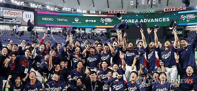 '가자! 마이애미로!' (도쿄=연합뉴스) 김인철 기자 = 9일 일본 도쿄돔에서 열린 2026 월드베이스볼클래식(WBC) C조 조별리그 최종전 대한민국과 호주의 경기.
    호주를 꺾고 8강 진출을 확정한 한국 대표팀이 기뻐하며 기념촬영을 하고 있다. 2026.3.9 yatoya@yna.co.kr