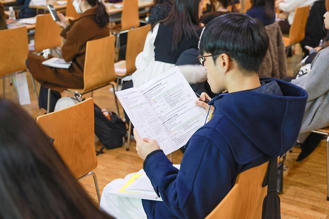 2026년 KCOC 정기총회서 '제4차 국제개발협력 종합기본계획' 살피는 참석자 [국제개발협력민간협의회 제공. 재판매 및 DB 금지]