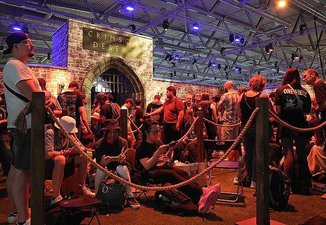 펄어비스 '붉은사막' 인기 (쾰른=연합뉴스) 김주환 기자 = 22일(현지 시간) 독일 쾰른에서 개막한 게임스컴 2025 펄어비스 부스에 오픈월드 액션 어드벤처 신작 '붉은사막'을 체험하려는 관람객들이 줄을 서고 있다. 2025.8.22 jujuk@yna.co.kr