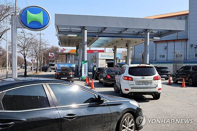 저렴한 가격의 주유소에 몰려 든 차량 (광주=연합뉴스) 조남수 기자 = 석유 최고가격제 시행 첫날인 13일 광주 서구 치평동에서 주유하려는 차량이 저렴한 가격의 주유소에 몰려 있다. 2026.3.13 iso64@yna.co.kr