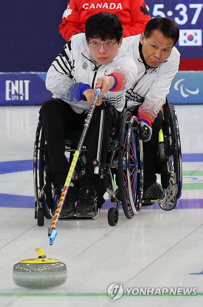 '준결승 가자' (코르티나담페초=연합뉴스) 한종찬 기자 = 12일(현지시간) 이탈리아 코르티나 컬링 올림픽 스타디움에서 열린 2026 밀라노·코르티나담페초 동계 패럴림픽 휠체어컬링 혼성팀 예선 대한민국 대 캐나다의 경기. 남봉광이 스톤을 밀고 있다. 2026.3.12 saba@yna.co.kr