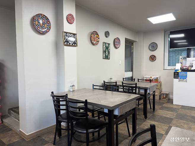 벽면을 장식한 그릇들. 우즈베키스탄에서 직접 들여왔다는 그릇들은 굉장히 화려한 색감을 자랑했다. 이 사진에는 숨겨진 비밀이 있는데 기도실로 가는 길이 숨어 있다. /경인일보 일벌이기 클럽