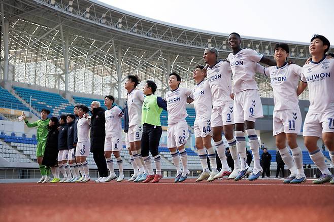 14일 김해종합운동장서 열린 하나은행 K리그2 2026 3라운드 경기서 김해FC에 승리한 수원FC 선수들이 팬들앞에서 기쁨을 만끽하고 있다. 사진=한국프로축구연맹