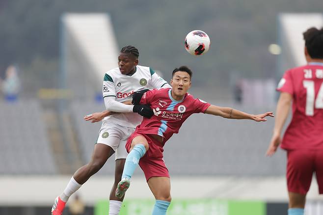 14일 용인 미르스타디움서 열린 하나은행 K리그2 2026 3라운드 경기서 용인 유동규와 김포 디자우마가 볼다툼을 하고 있다. 사진=한국프로축구연맹