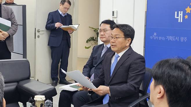 13일 오전 광주시청에서 강기정 광주광역시장이 광주전남 행정통합 관련 브리핑을 하고 있다. /김성빈 기자 ksb@namdonews.com