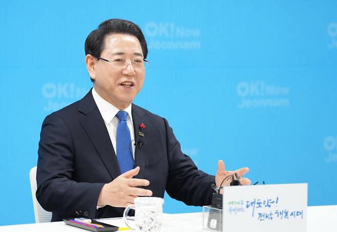 김영록 전라남도지사가 13일 도청 브리핑룸에서 광주·전남 행정통합 관련 기자간담회를 열고 추진 경과 및 앞으로의 일정에 대한 발표를 하고 있다. /전남도 제공