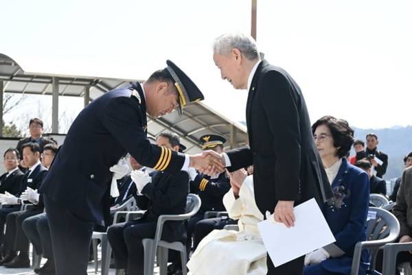 김종철 경남경찰청장이 14일 오전 창원시 마산회원구 구암동 국립3.15민주묘지에서 열린 3.15의거 희생자 추모제에서 박홍기 3.15의거기념사업회장과 악수하고 있다. /김구연 기자