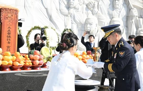 4일 오전 창원시 마산회원구 국립3.15민주묘지에서 열린 제66주년 3.15의거 희생자 추모제에 참가한 김종철 경남경찰청장이 참배하고 있다. /김구연 기자