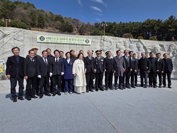 추모제 참석자들이 단체사진을 찍고 있다. /최석환 기자
