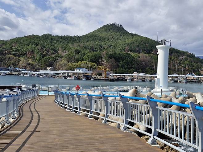 대진항 등대에서 해상 전망대로 이어진 스카이워크를 걸으면 바다 위에 서 있는 듯한 해방감을 느낄수 있고 등대 뒤쪽에는 상대산의 모습이 펼쳐진다. 남두백기자 dbnam@yeongnam.com