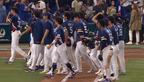 팬들을 향해 인사하는 선수단(사진=중계방송 화면)