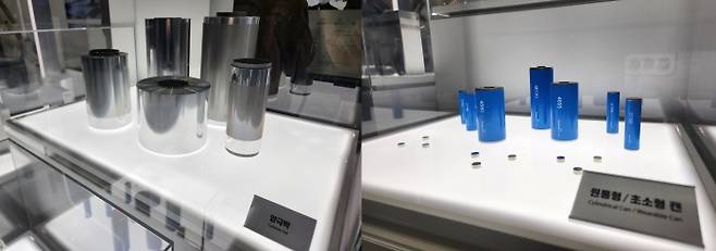 동원시스템즈가 '인터배터리 2026'에 전시한 양극박(왼쪽)과 원통형 캔 제품./사진=머니투데이방송