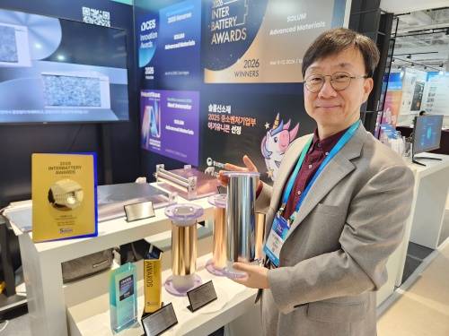 10μm급 초극박 스테인레스 포일(Stainless Foil) 제품으로 '인터배터리 어워즈 2026'를 수상한 정효태 솔룸신소재 대표./사진=머니투데이방송