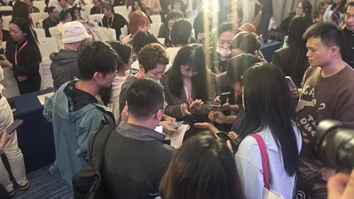 컨퍼런스가 끝난 뒤 현장에 있던 다수의 중국 콘텐츠 제작사 관계자들이 안해조 모아 대표에게 연락처 교환을 요청하고 있다./사진=이인애 기자