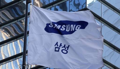 서울 서초구 삼성전자 서초사옥 앞에 삼성전자 깃발이 휘날리고 있는 모습./뉴시스