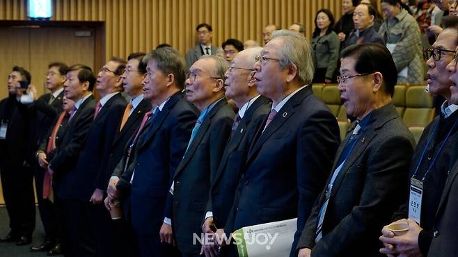 종교의자유를 수호하겠다며 손현보 목사를 비롯해 세이브코리아 집회에 동참한 인사들이 토론회에 참석했다. 뉴스앤조이 안디도