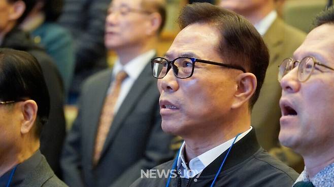 손현보 목사가 행사 중 애국가를 부르고 있다. 그는 최근 발의된 민법 개정안을 교회폐쇄법이라 주장했다. 뉴스앤조이 안디도