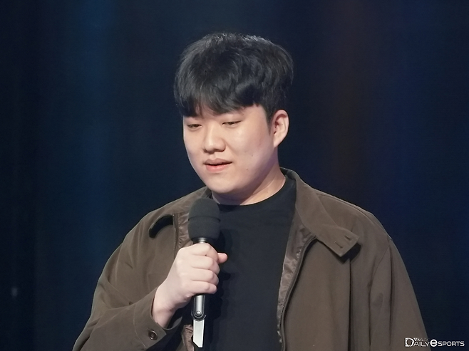 나는상윤의 자야가 공격을 주도한 알아할게 팀이 1세트를 승리했다.