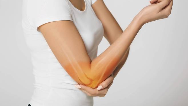 대부분의 팔꿈치 통증은 비수술 치료로 호전될 수 있다｜출처: 클립아트코리아