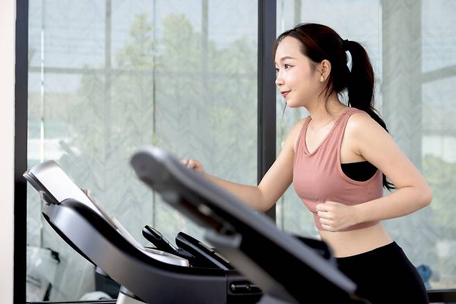 달릴 때 코로 숨 쉬면 움직임이 더 효율적으로 되고, 호흡하는 공기 중 입자의 양이 줄며, 운동 중 혈압이 떨어지고, 산소가 운동하는 근육에 더 효과적으로 도달한다. 사진= 게티이미지뱅크