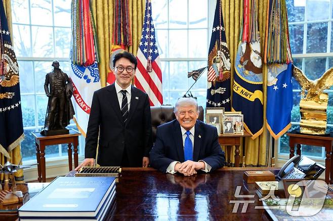 김민석 국무총리가 13일(현지시간) 미국 워싱턴 D.C 백악관에서 도널드 트럼프 미국 대통령을 만나 포즈를 취하고 있다. (총리실 제공. 재판매 및 DB 금지) 2026.3.14 ⓒ 뉴스1 임세영 기자