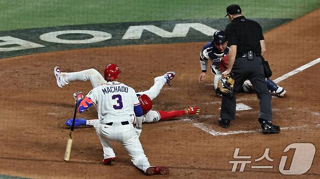 13일 오후(현지시간) 미국 플로리다주 마이애미 론디포파크에서 열린 2026 월드베이스볼클래식(WBC) 8강전 대한민국과 도미니카공화국의 경기. 도미니카 공화국 후안 소토가 3회말 무사 1루 상황에서 블라디미르 게레로 주니어의 안타 때 홈으로 쇄도해 세이프 되고 있다. 2026.3.14 ⓒ 뉴스1 구윤성 기자