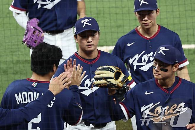 13일 오후(현지시간) 미국 플로리다주 마이애미 론디포파크에서 열린 2026 월드베이스볼클래식(WBC) 8강전 대한민국과 도미니카공화국의 경기 6회말 이닝을 무실점으로 끝낸 고우석이 더그아웃으로 향하며 동료들과 하이파이브를 나누고 있다. ⓒ 뉴스1 구윤성 기자